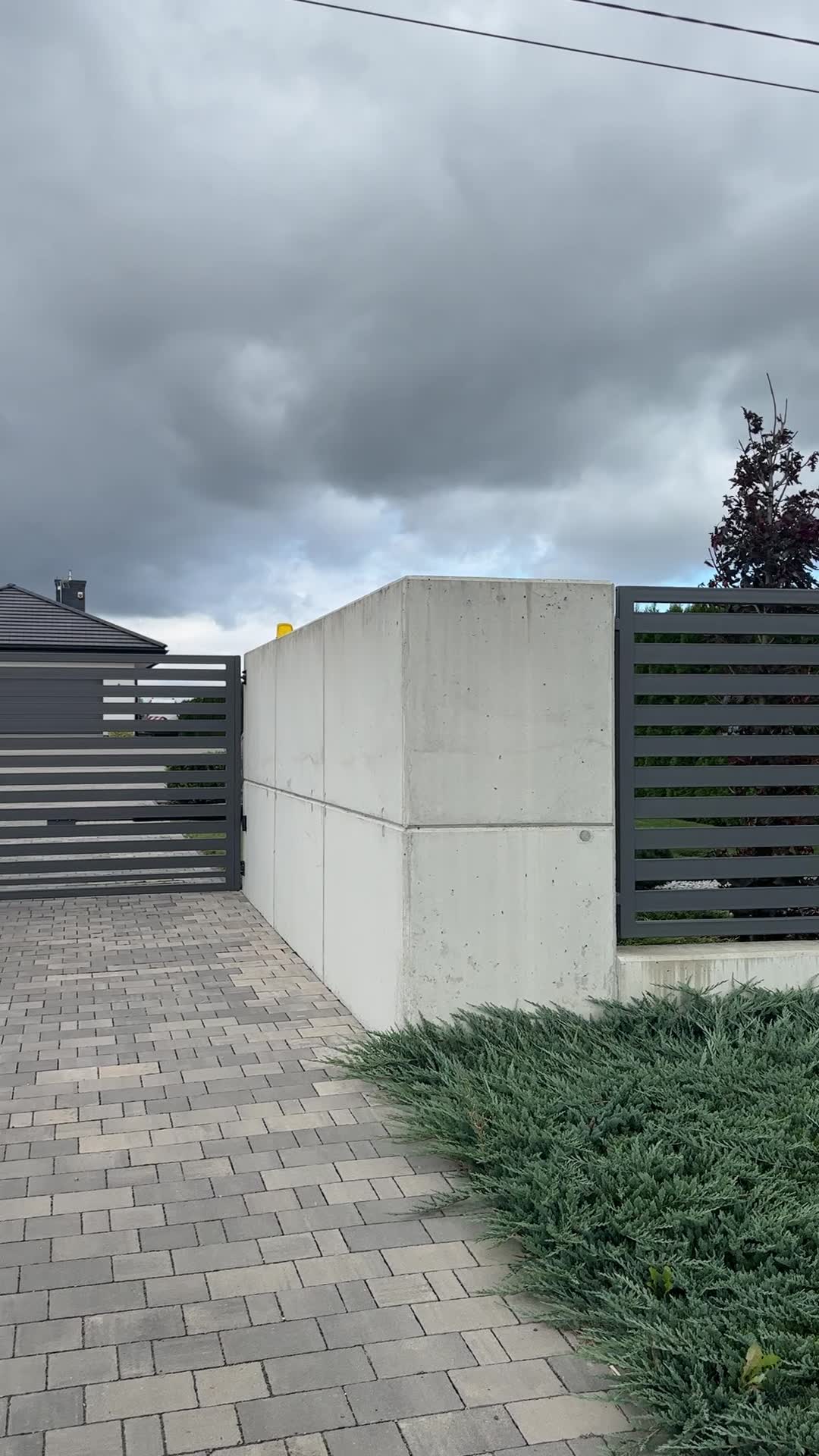 Ogrodzenie lamelowe na podmurówce betonowej — zdjęcie 2